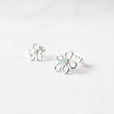 ひと粒モチーフが印象的なシルバー925ピアス。シンプルながらも輝きを放つデザイン。