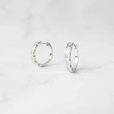 簡単に着け外しできるシルバー925のワンタッチピアス。便利さとデザインを兼ね備えた人気タイプ。 Easy-to-wear one-touch earrings in 925 sterling silver. Hypoallergenic.