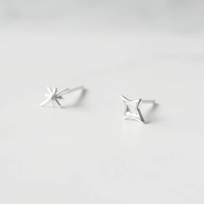 日常使いにぴったりな小ぶりデザインのシルバー925ピアス。繊細でシンプルな輝きが魅力。