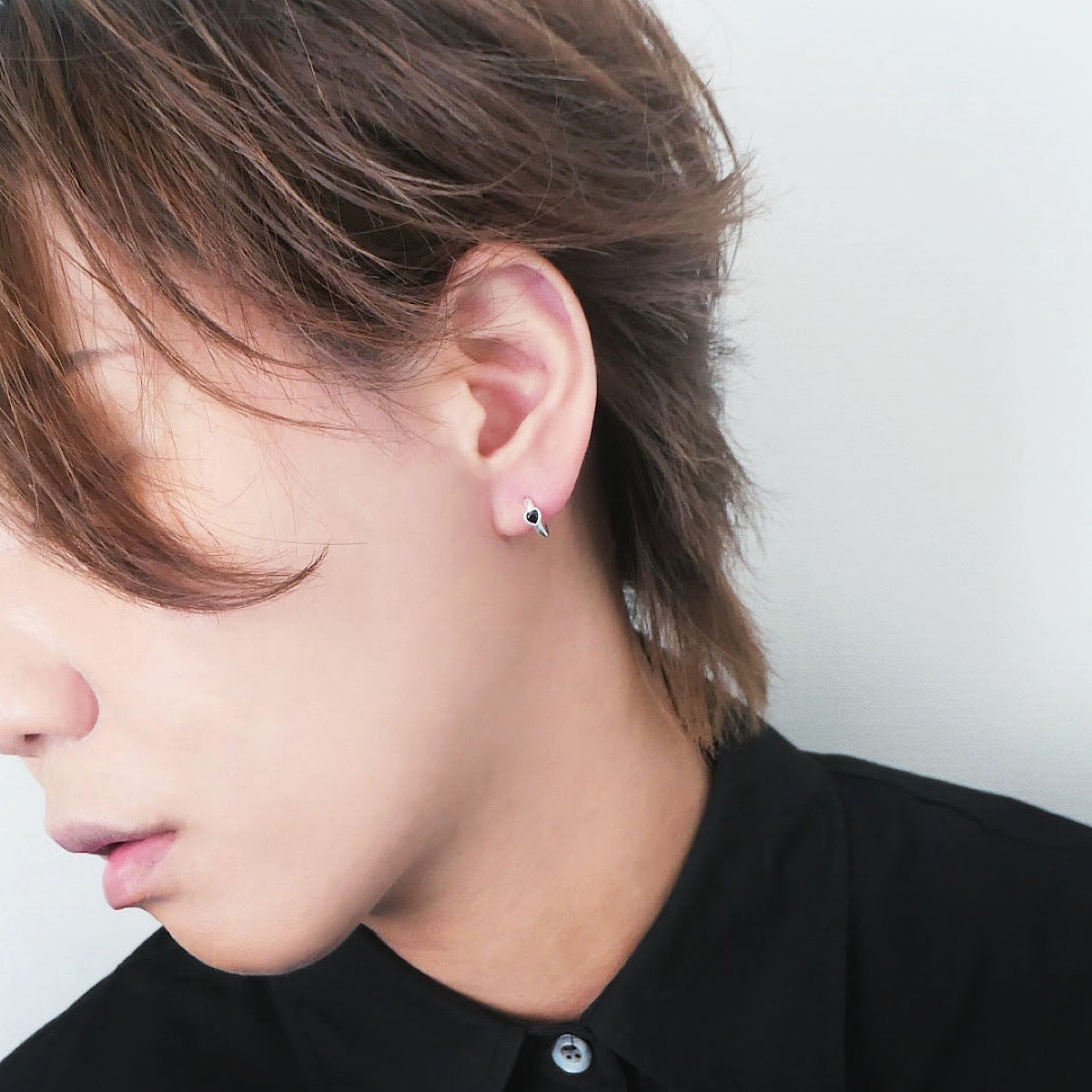 【SE240603】Sterling Silver Onyx Huggie Earrings