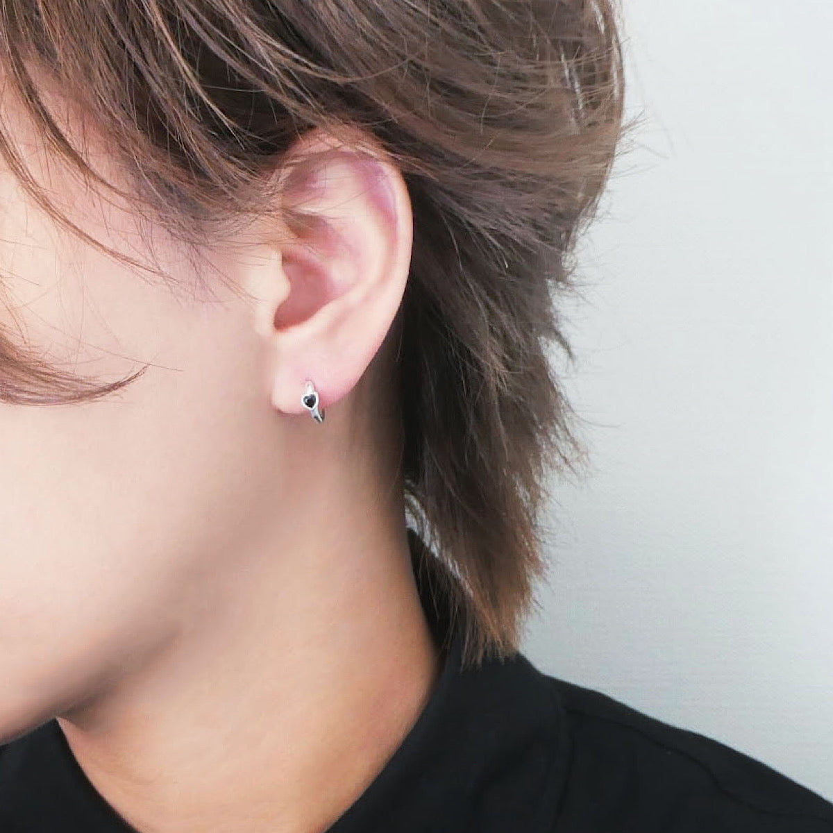 【SE240603】Sterling Silver Onyx Huggie Earrings