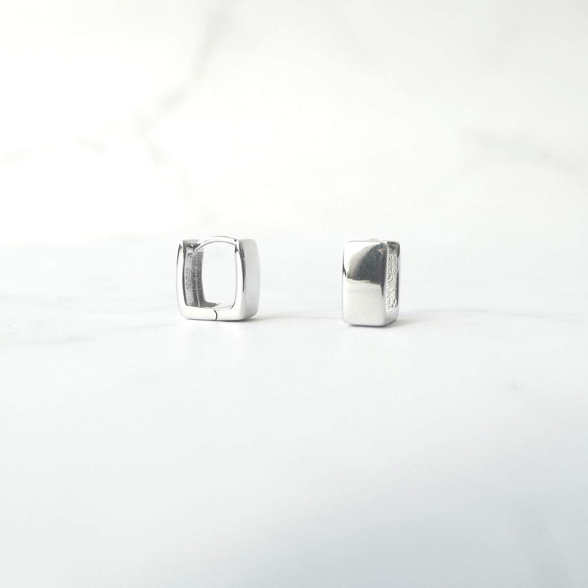 【SE230207】Sterling Silver Huggie Earrings
