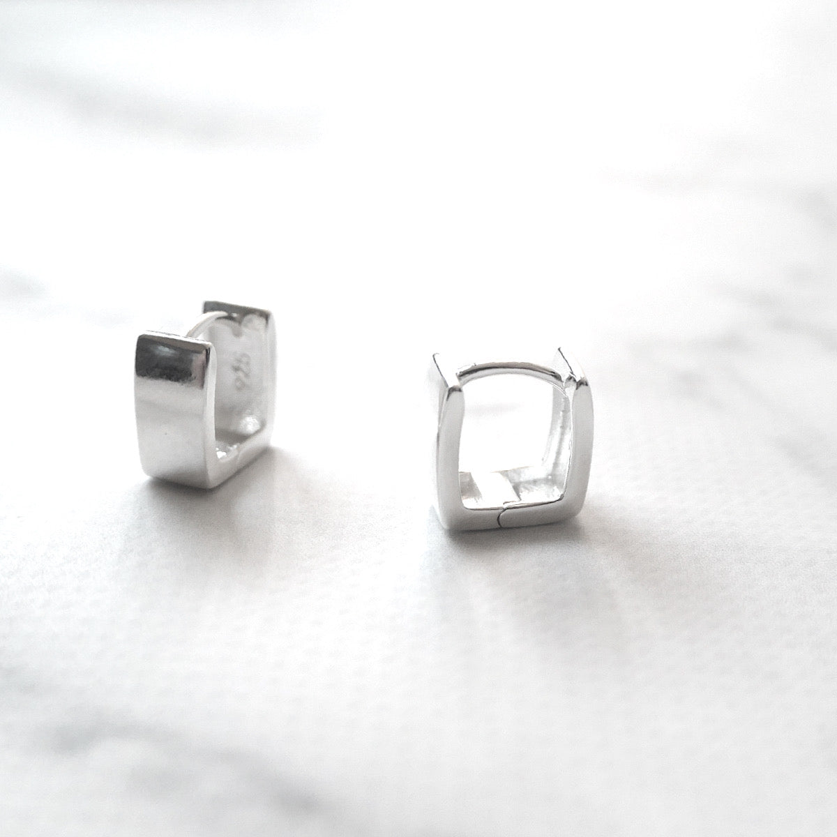 【SE230207】Sterling Silver Huggie Earrings
