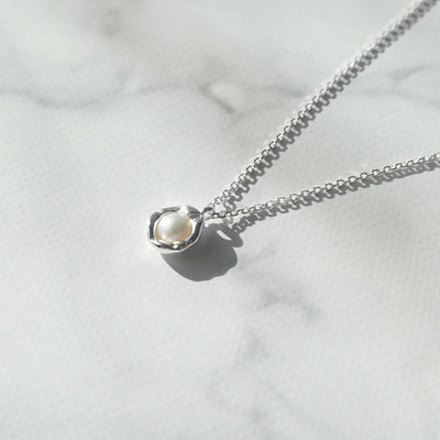 【SN250103】Sterling Silver Ribbon Pearl Pendant Necklace