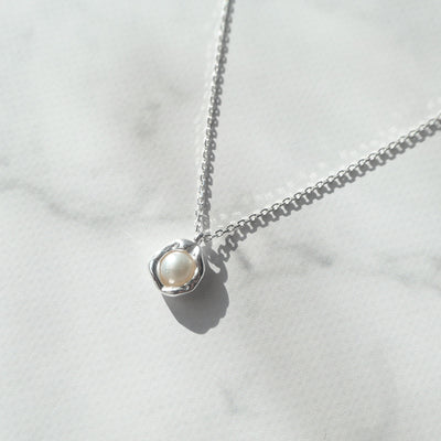 【SN250103】Sterling Silver Ribbon Pearl Pendant Necklace