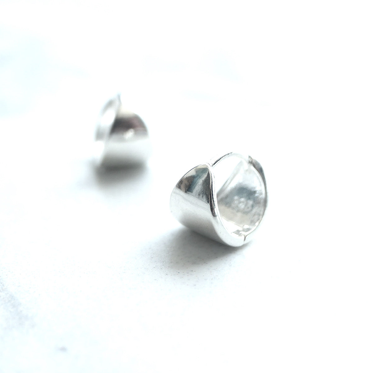 【SE230604】Sterling Silver Huggie Earrings
