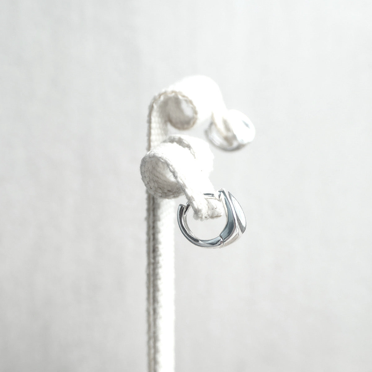 【SE230708】Sterling Silver Huggie Earrings
