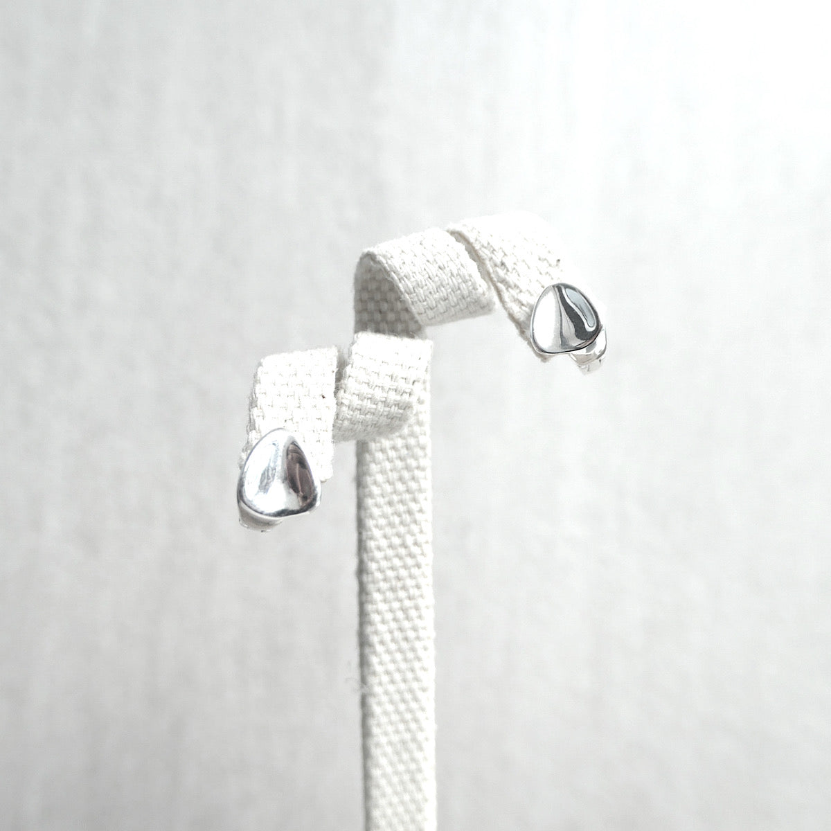 【SE230708】Sterling Silver Huggie Earrings
