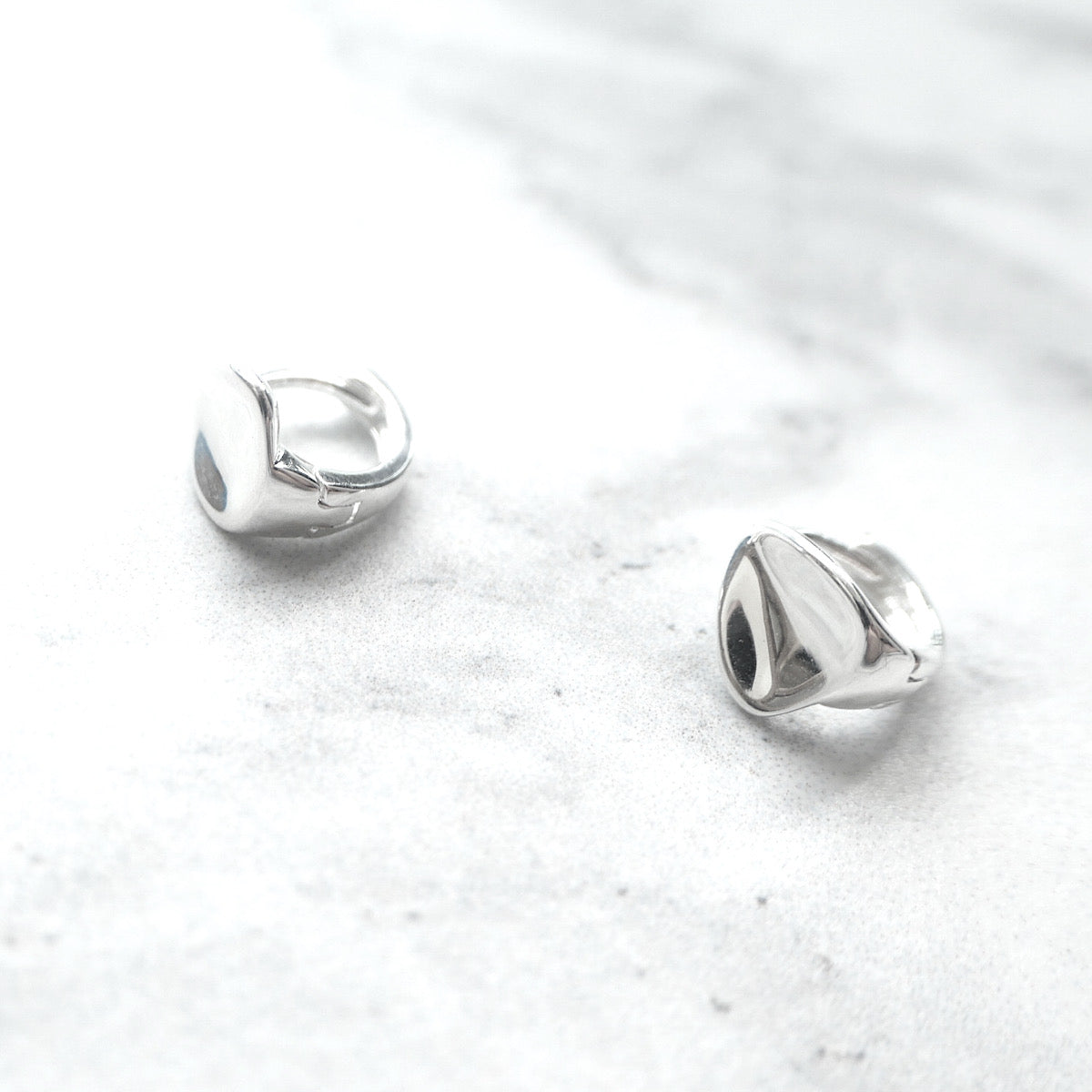 【SE230708】Sterling Silver Huggie Earrings
