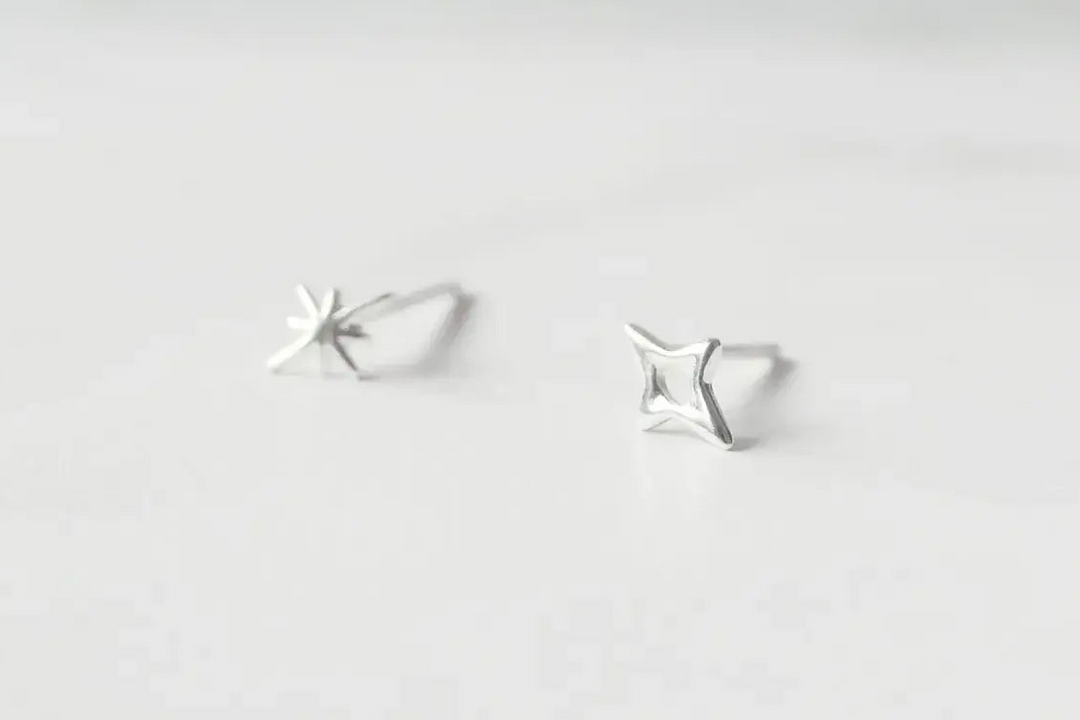 アシンメトリースター スタッドピアス（シルバー925）| SMUK公式通販