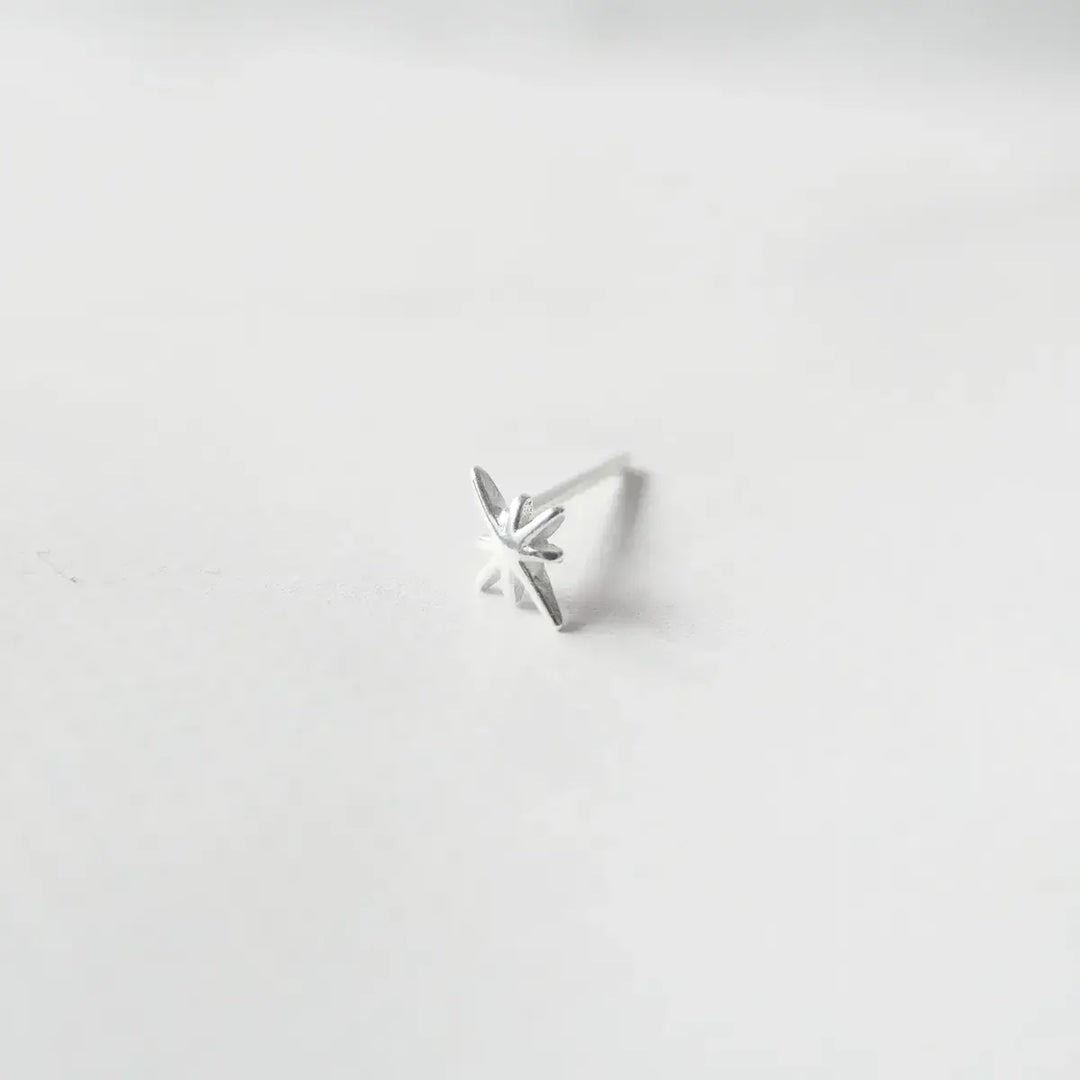 アシンメトリースター スタッドピアス（シルバー925）| SMUK公式通販