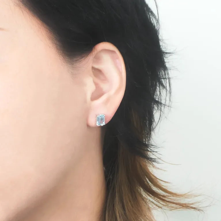 ブルートパーズ 多面カット レクタングル スタッドピアス［サイズ 
