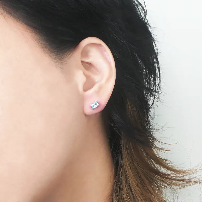 ブルートパーズ 多面カット レクタングル スタッドピアス（シルバー925