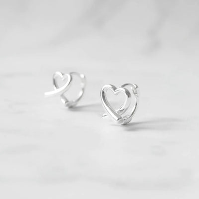 クロスラインの入ったハートモチーフのハギーピアス（シルバー925）。金属アレルギー対応。