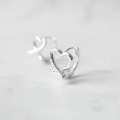 クロスラインの入ったハートモチーフのハギーピアス（シルバー925）。金属アレルギー対応。