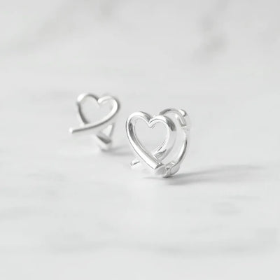 クロスラインの入ったハートモチーフのハギーピアス（シルバー925）。金属アレルギー対応。