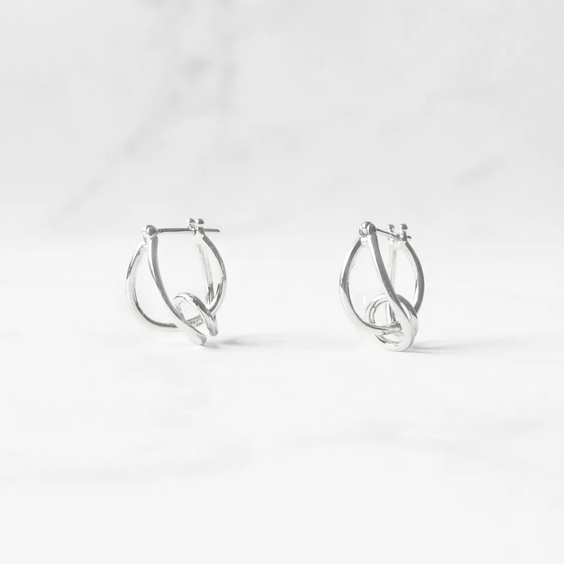 クロスライン フープピアス（シルバー925・14Kホワイトゴールドプレーティング）、鏡面仕上げ、金属アレルギー対応