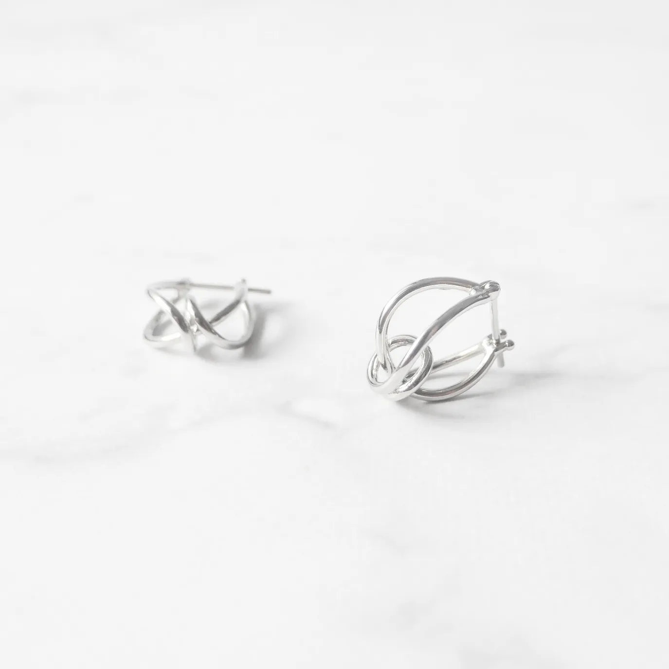 クロスライン フープピアス（シルバー925・14Kホワイトゴールドプレーティング）、鏡面仕上げ、金属アレルギー対応