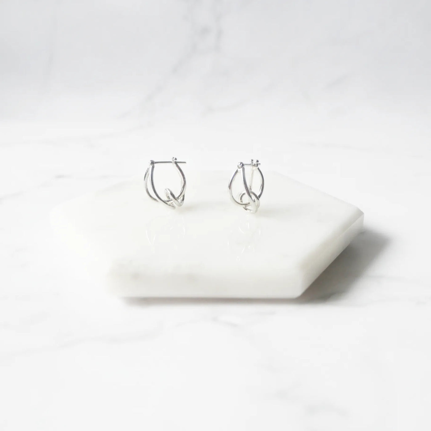 クロスライン フープピアス（シルバー925・14Kホワイトゴールドプレーティング）、鏡面仕上げ、金属アレルギー対応