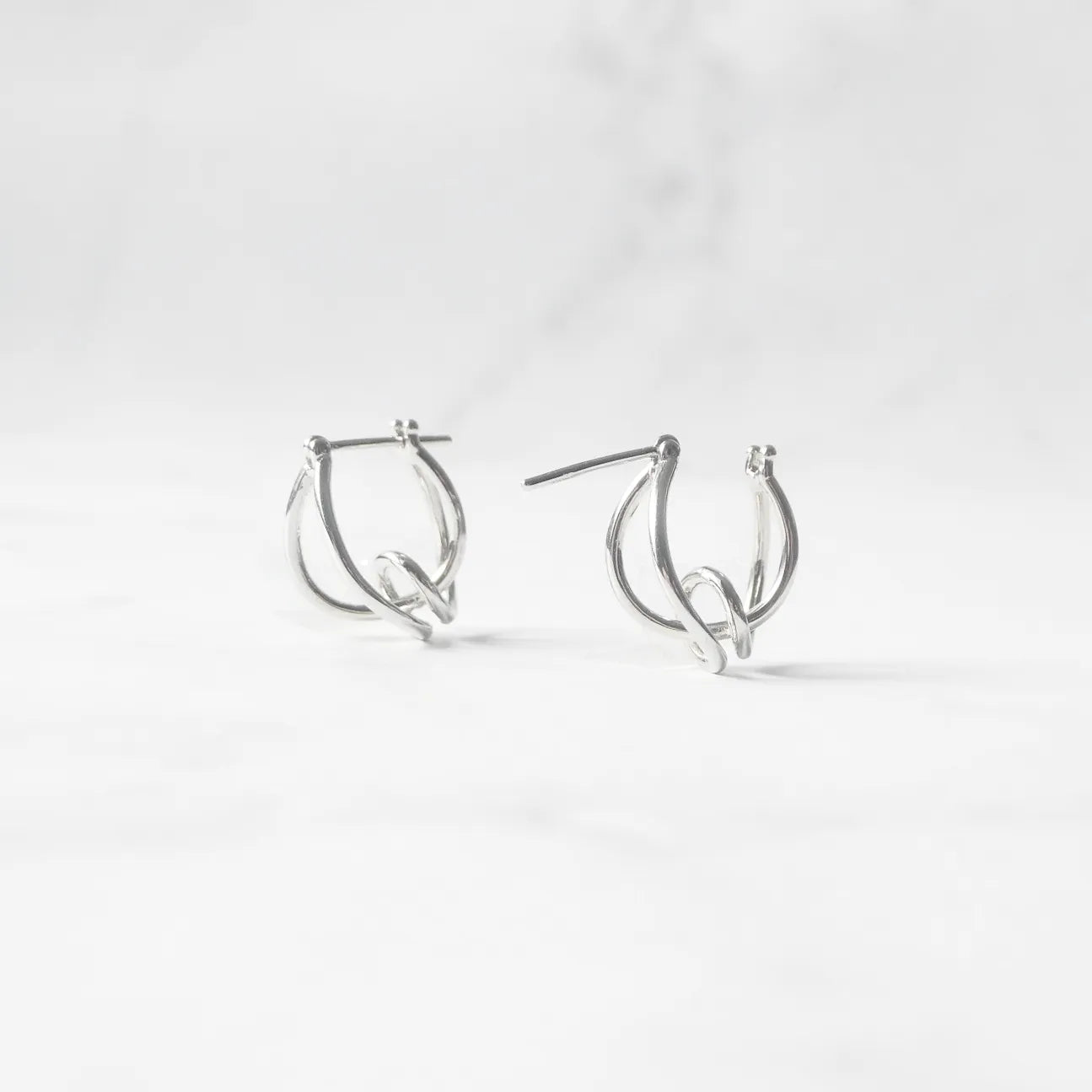 クロスライン フープピアス（シルバー925・14Kホワイトゴールドプレーティング）、鏡面仕上げ、金属アレルギー対応