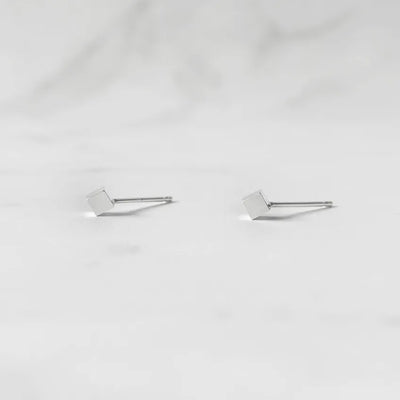 シルバー925のキューブ型スタッドピアス。ミニマルで重ね着けにも最適なデザイン。金属アレルギー対応。925 sterling silver cube stud earrings with minimalist design, perfect for layering. Hypoallergenic finish.