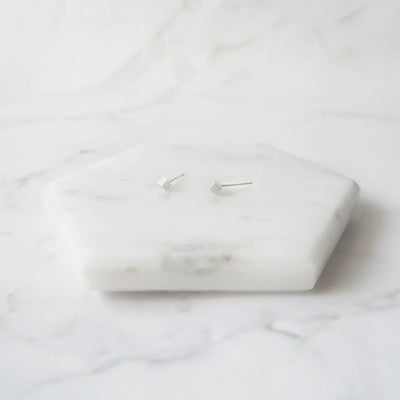 シルバー925のキューブ型スタッドピアス。ミニマルで重ね着けにも最適なデザイン。金属アレルギー対応。925 sterling silver cube stud earrings with minimalist design, perfect for layering. Hypoallergenic finish.