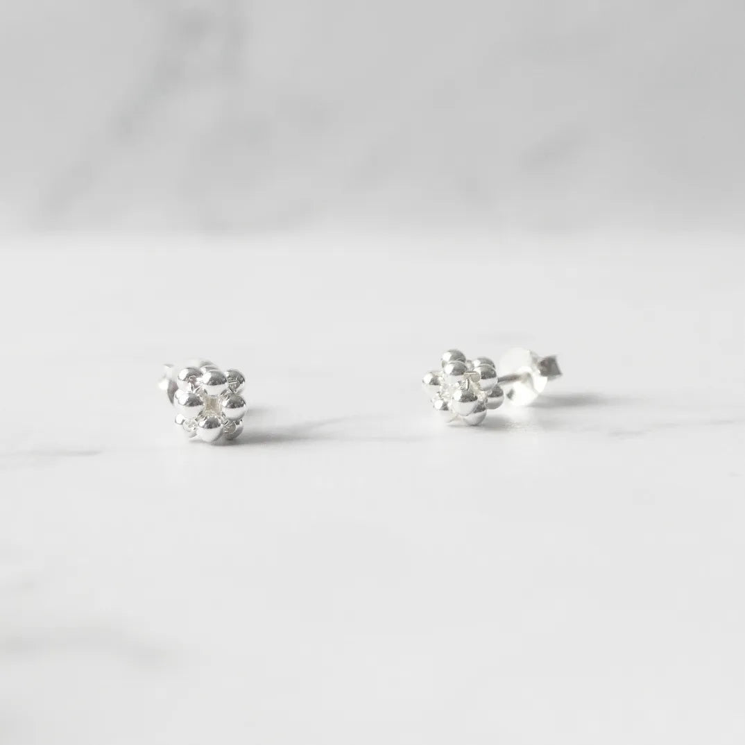 粒感のあるシルバービーズが並んだシンプルなスタッドピアス。金属アレルギー対応。