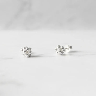 粒感のあるシルバービーズが並んだシンプルなスタッドピアス。金属アレルギー対応。