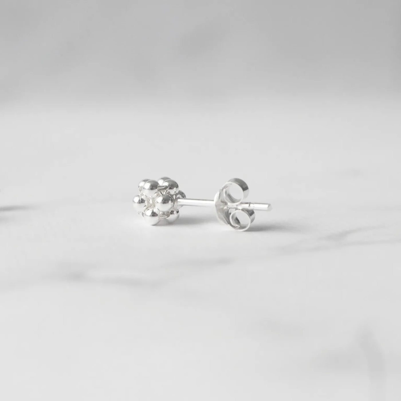 粒感のあるシルバービーズが並んだシンプルなスタッドピアス。金属アレルギー対応。