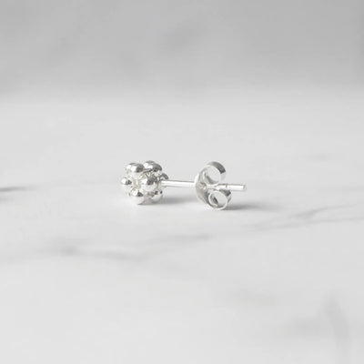 粒感のあるシルバービーズが並んだシンプルなスタッドピアス。金属アレルギー対応。