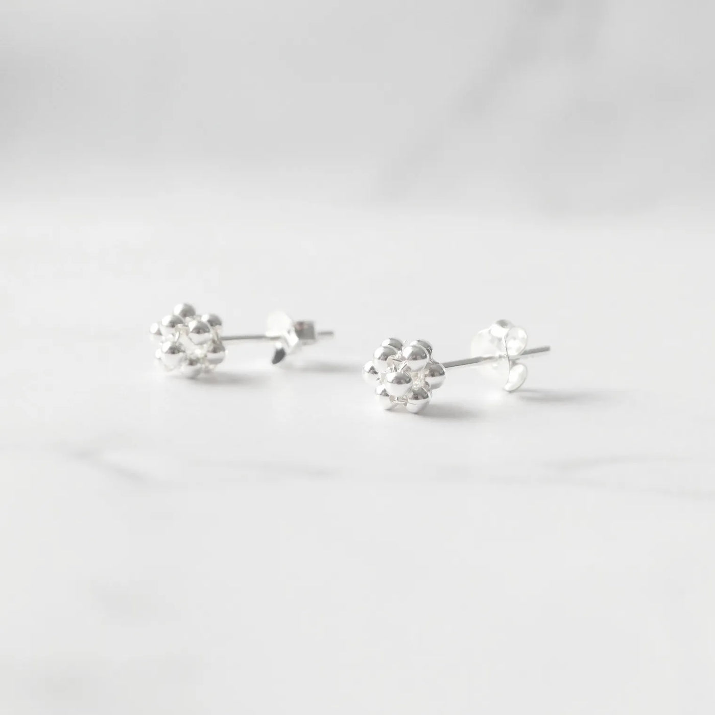 粒感のあるシルバービーズが並んだシンプルなスタッドピアス。金属アレルギー対応。
