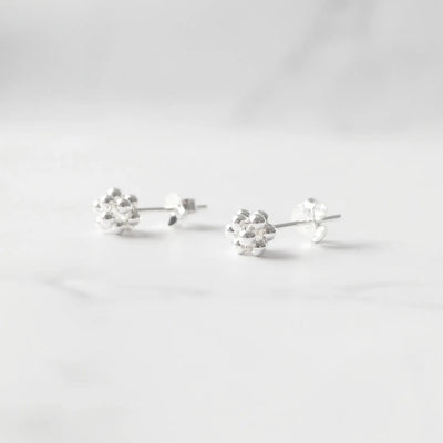 粒感のあるシルバービーズが並んだシンプルなスタッドピアス。金属アレルギー対応。