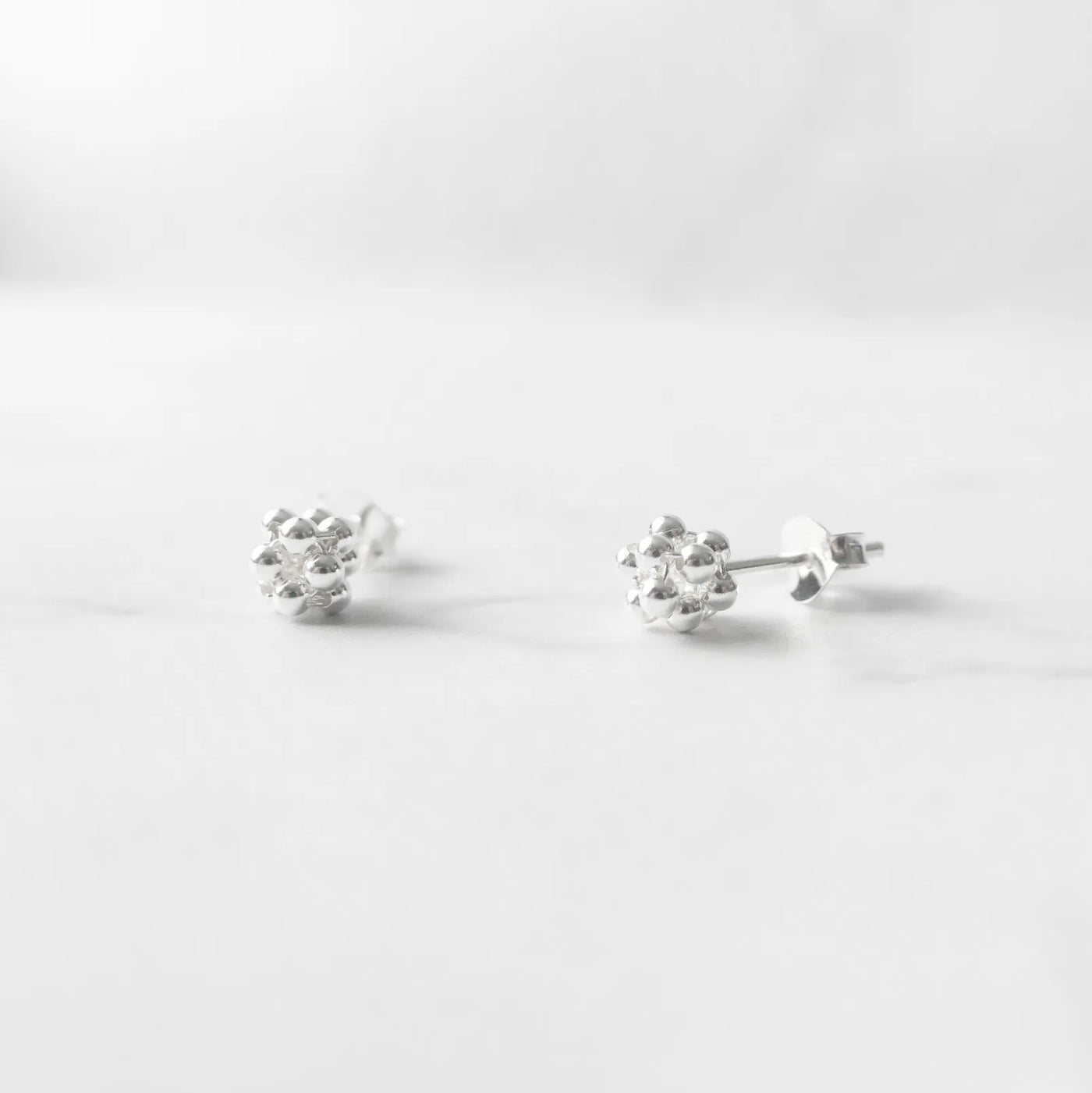 粒感のあるシルバービーズが並んだシンプルなスタッドピアス。金属アレルギー対応。