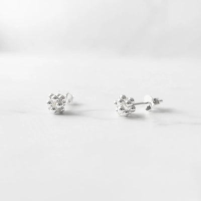 粒感のあるシルバービーズが並んだシンプルなスタッドピアス。金属アレルギー対応。