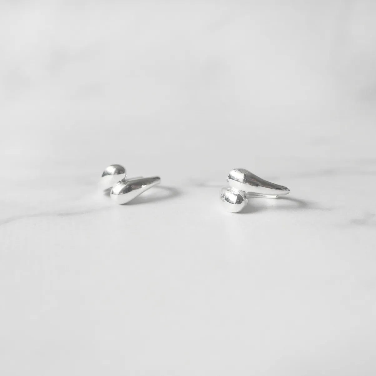 ダブルサークル ドロップ ハギーピアス（シルバー925）、金属アレルギー対応