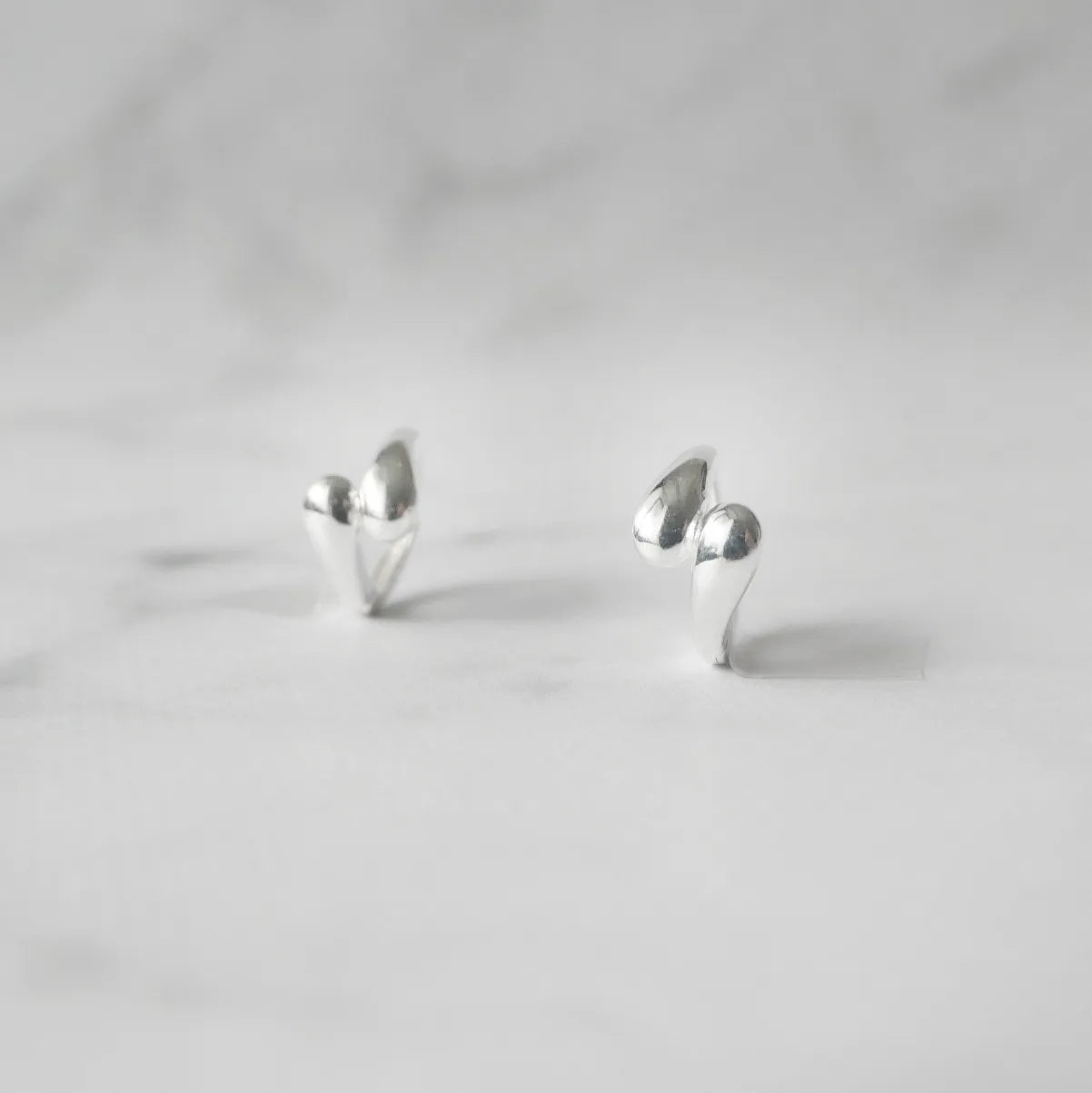 ダブルサークル ドロップ ハギーピアス（シルバー925）、金属アレルギー対応