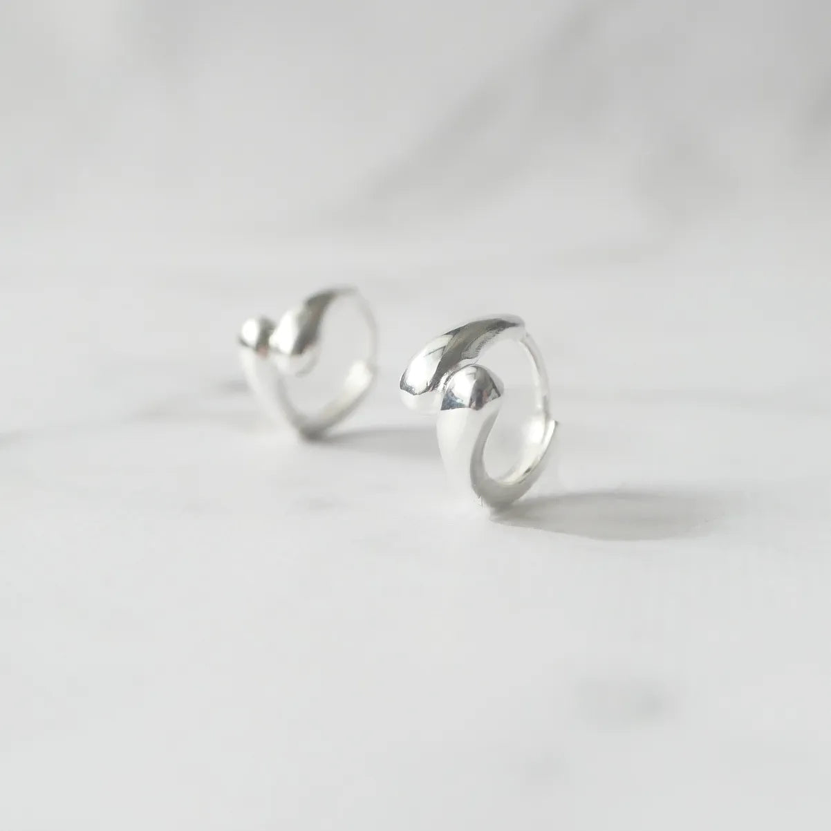 ダブルサークル ドロップ ハギーピアス（シルバー925）、金属アレルギー対応