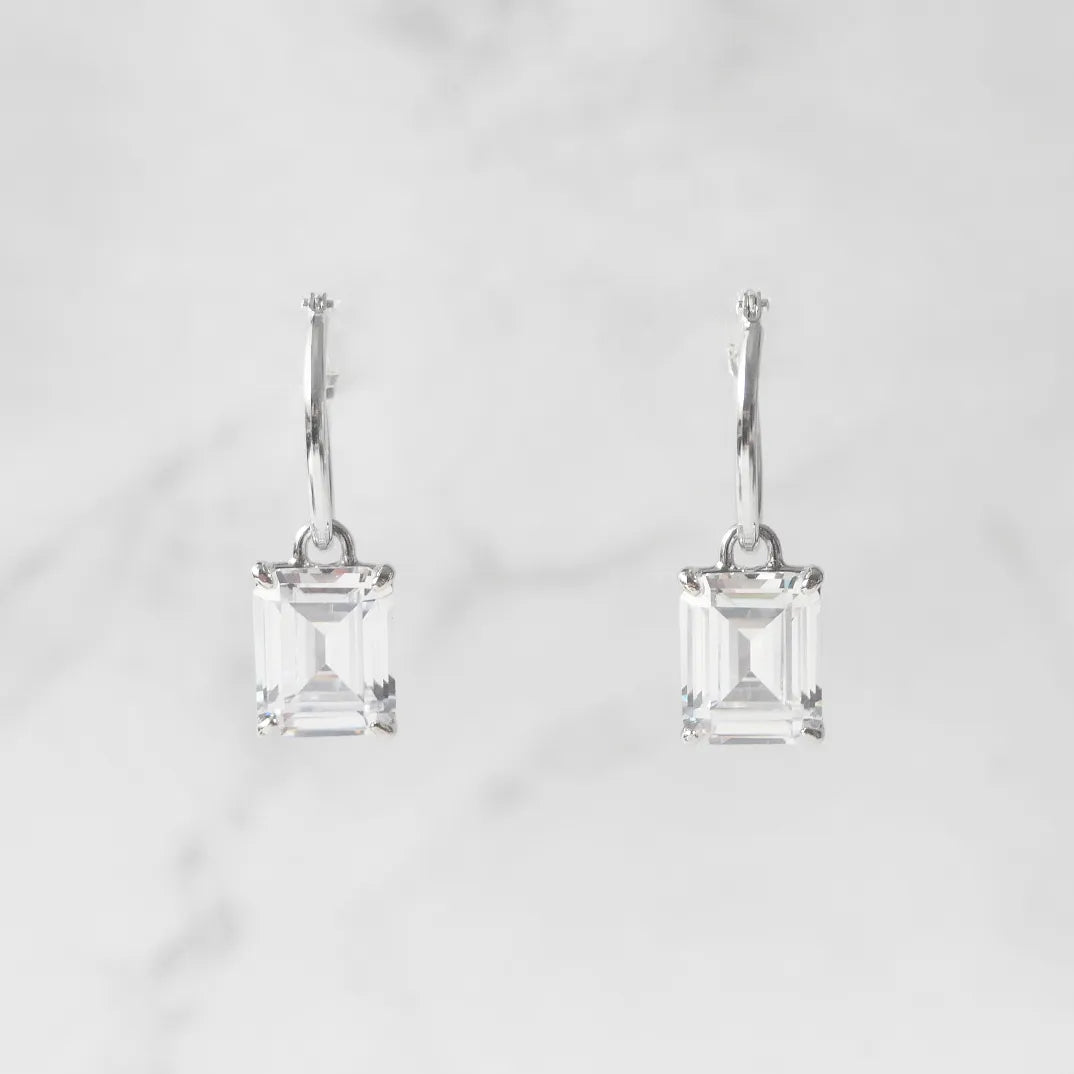 ROCCA ダングルピアス 3連クリスタル付き ROCCA ダングルピアス 3連クリスタル付き