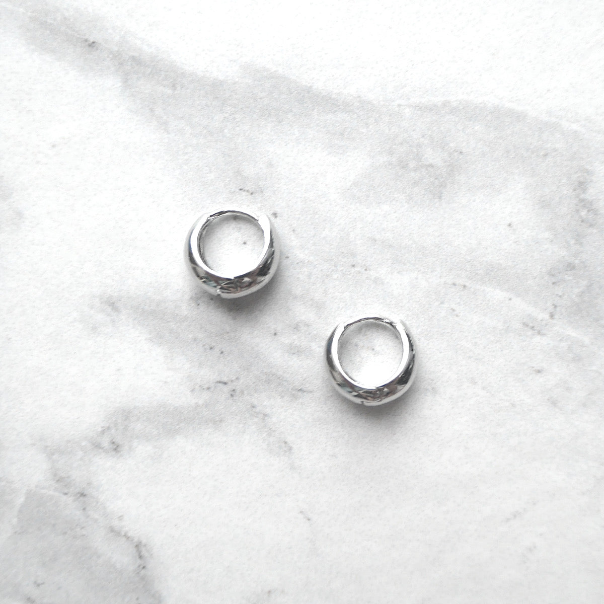 【SE230406】Sterling Silver Huggie Earrings
