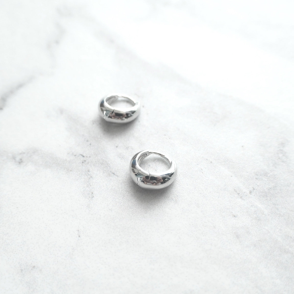 【SE230406】Sterling Silver Huggie Earrings
