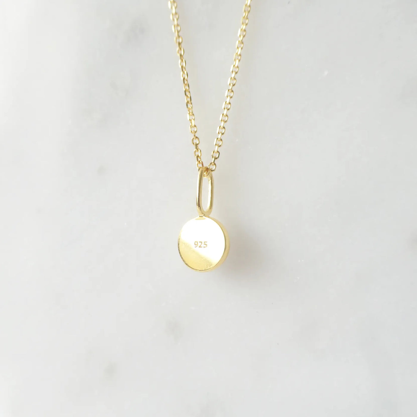 青と金のコントラストが美しいラピスラズリネックレス（シルバー925／18Kゴールドプレーティング）。華やかで品格のある印象。金属アレルギー対応。
Lapis Lazuli necklace in 925 sterling silver with 18K gold plating, featuring a timeless contrast of blue and gold for an elegant impression. Suitable for metal allergy sufferers.