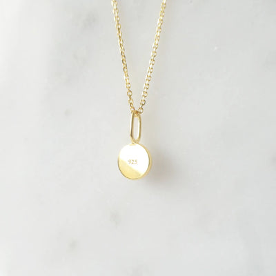 青と金のコントラストが美しいラピスラズリネックレス（シルバー925／18Kゴールドプレーティング）。華やかで品格のある印象。金属アレルギー対応。
Lapis Lazuli necklace in 925 sterling silver with 18K gold plating, featuring a timeless contrast of blue and gold for an elegant impression. Suitable for metal allergy sufferers.