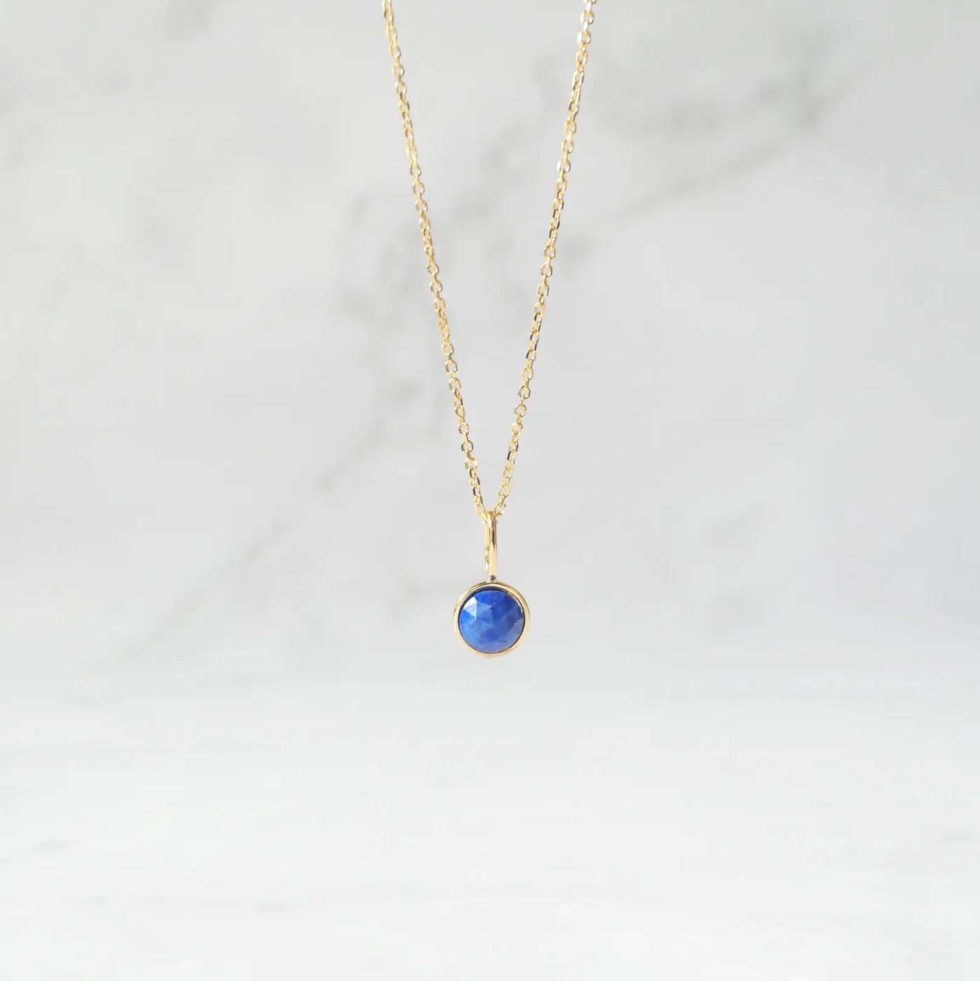 青と金のコントラストが美しいラピスラズリネックレス（シルバー925／18Kゴールドプレーティング）。華やかで品格のある印象。金属アレルギー対応。
Lapis Lazuli necklace in 925 sterling silver with 18K gold plating, featuring a timeless contrast of blue and gold for an elegant impression. Suitable for metal allergy sufferers.