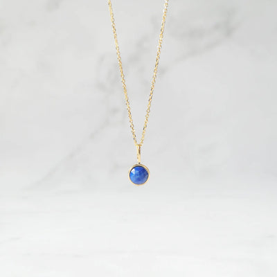 青と金のコントラストが美しいラピスラズリネックレス（シルバー925／18Kゴールドプレーティング）。華やかで品格のある印象。金属アレルギー対応。
Lapis Lazuli necklace in 925 sterling silver with 18K gold plating, featuring a timeless contrast of blue and gold for an elegant impression. Suitable for metal allergy sufferers.