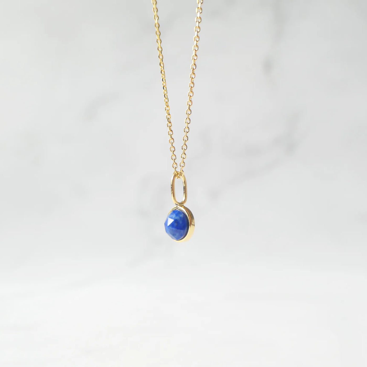 青と金のコントラストが美しいラピスラズリネックレス（シルバー925／18Kゴールドプレーティング）。華やかで品格のある印象。金属アレルギー対応。
Lapis Lazuli necklace in 925 sterling silver with 18K gold plating, featuring a timeless contrast of blue and gold for an elegant impression. Suitable for metal allergy sufferers.