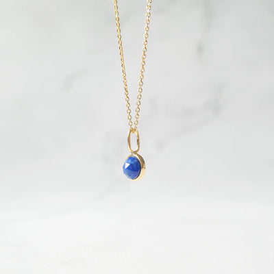 青と金のコントラストが美しいラピスラズリネックレス（シルバー925／18Kゴールドプレーティング）。華やかで品格のある印象。金属アレルギー対応。
Lapis Lazuli necklace in 925 sterling silver with 18K gold plating, featuring a timeless contrast of blue and gold for an elegant impression. Suitable for metal allergy sufferers.