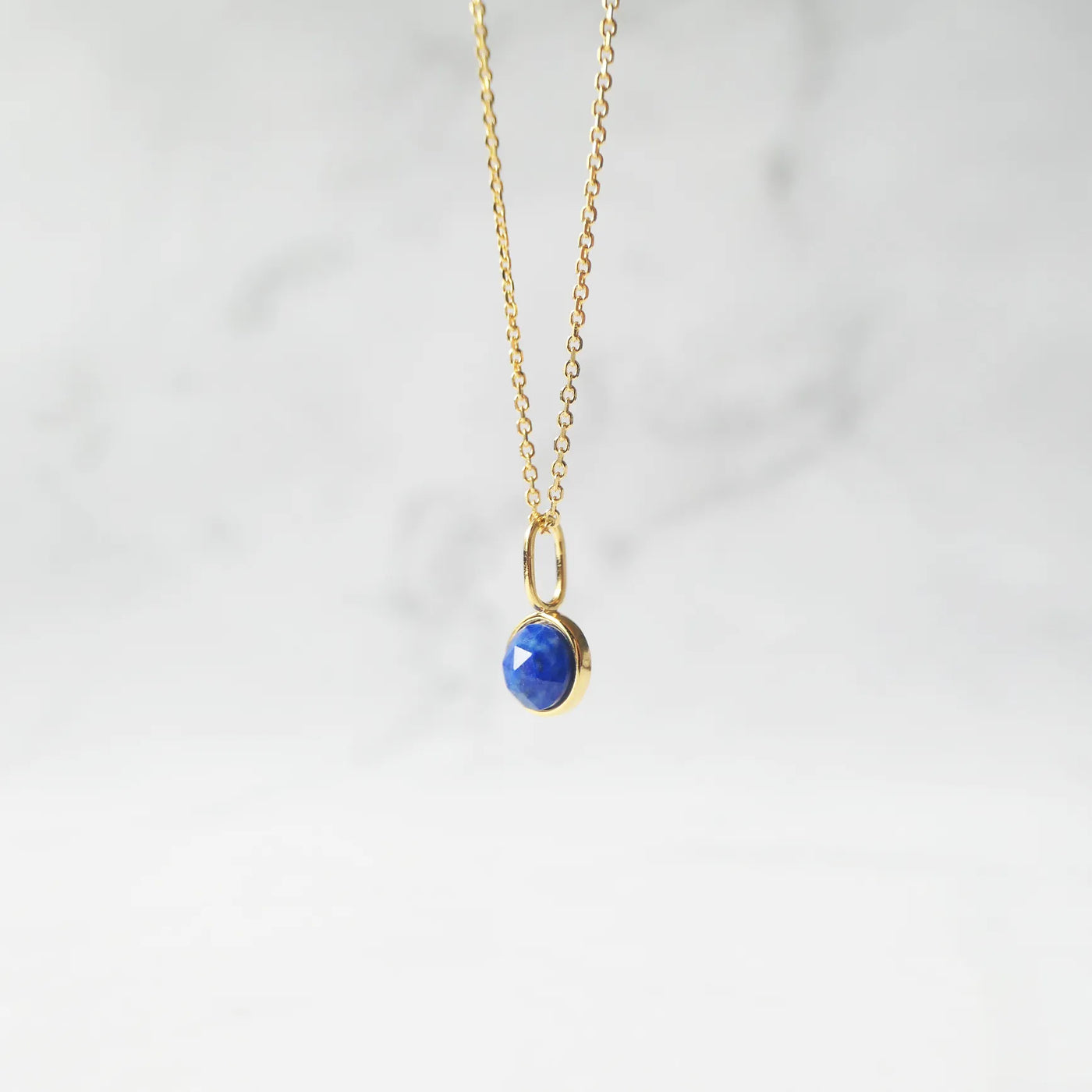 青と金のコントラストが美しいラピスラズリネックレス（シルバー925／18Kゴールドプレーティング）。華やかで品格のある印象。金属アレルギー対応。
Lapis Lazuli necklace in 925 sterling silver with 18K gold plating, featuring a timeless contrast of blue and gold for an elegant impression. Suitable for metal allergy sufferers.