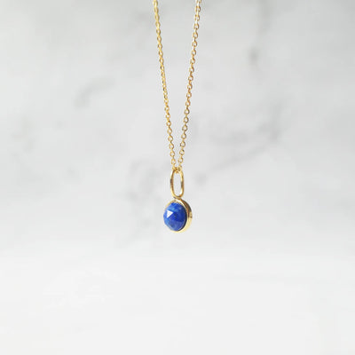 青と金のコントラストが美しいラピスラズリネックレス（シルバー925／18Kゴールドプレーティング）。華やかで品格のある印象。金属アレルギー対応。
Lapis Lazuli necklace in 925 sterling silver with 18K gold plating, featuring a timeless contrast of blue and gold for an elegant impression. Suitable for metal allergy sufferers.