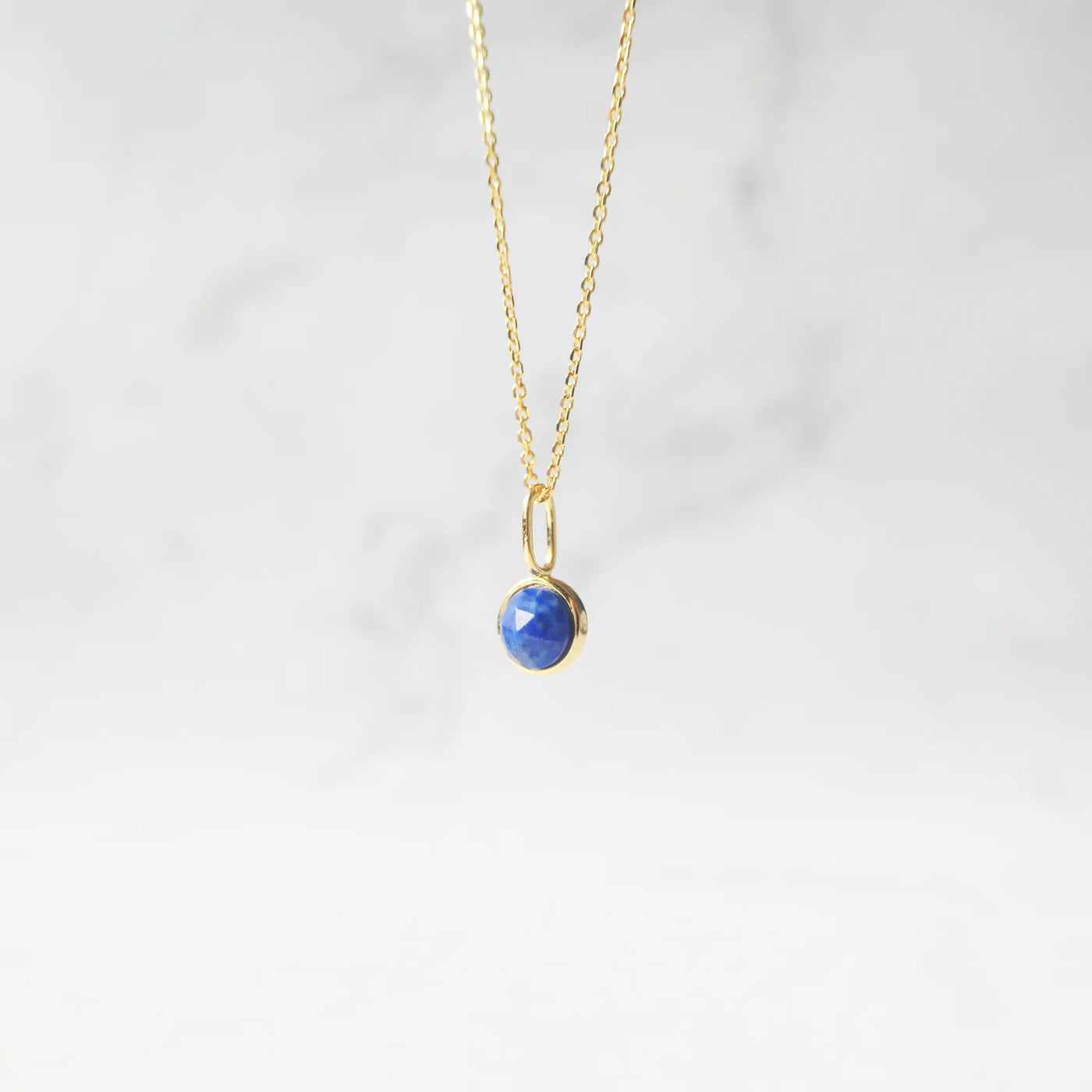 青と金のコントラストが美しいラピスラズリネックレス（シルバー925／18Kゴールドプレーティング）。華やかで品格のある印象。金属アレルギー対応。
Lapis Lazuli necklace in 925 sterling silver with 18K gold plating, featuring a timeless contrast of blue and gold for an elegant impression. Suitable for metal allergy sufferers.