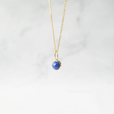 青と金のコントラストが美しいラピスラズリネックレス（シルバー925／18Kゴールドプレーティング）。華やかで品格のある印象。金属アレルギー対応。
Lapis Lazuli necklace in 925 sterling silver with 18K gold plating, featuring a timeless contrast of blue and gold for an elegant impression. Suitable for metal allergy sufferers.